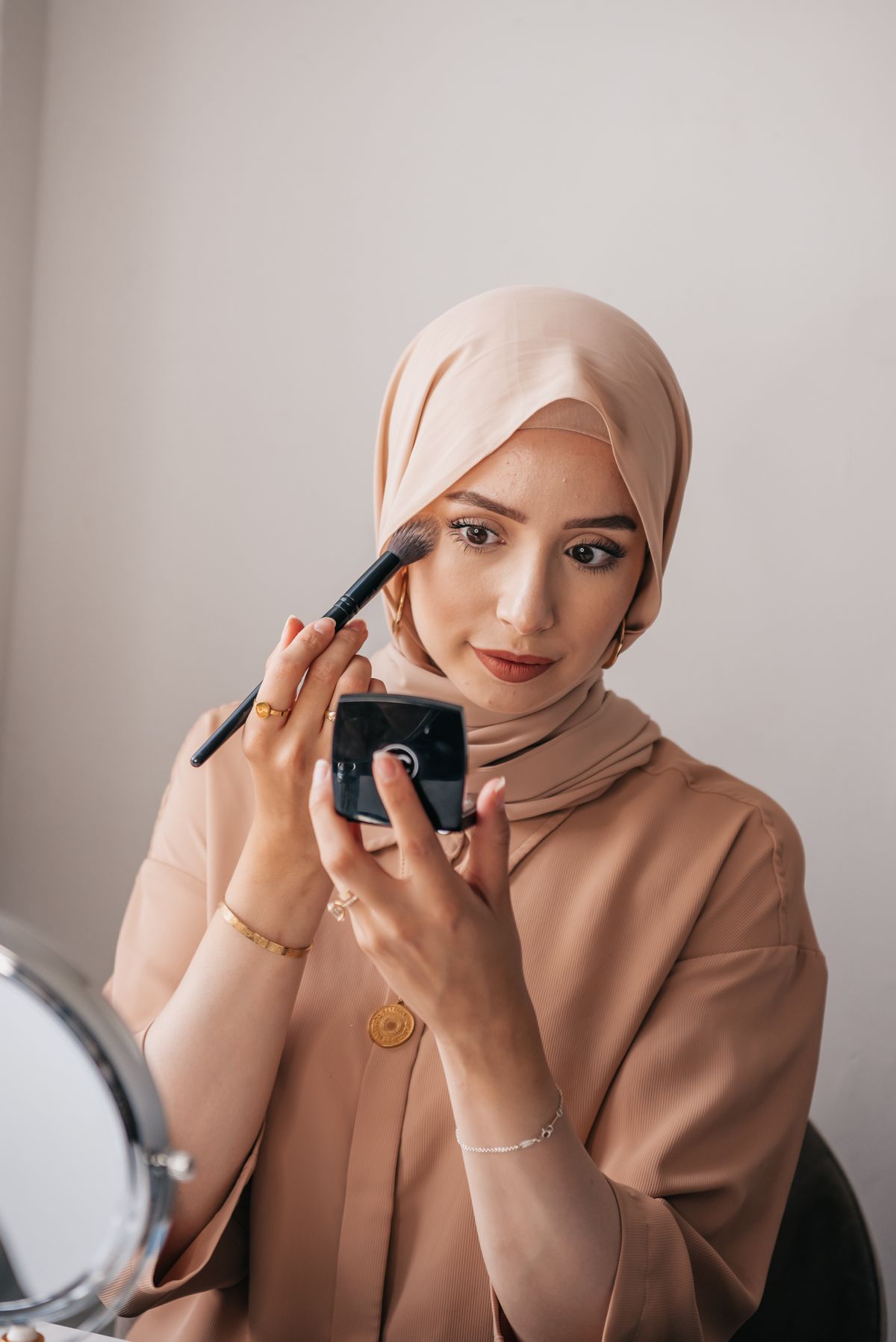 صانعة محتوى تعرض منتجًا